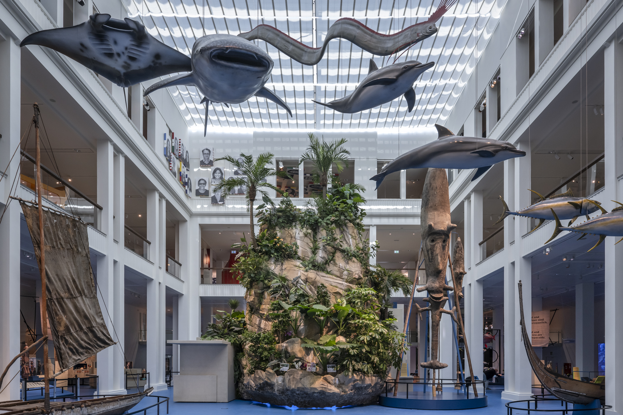 Der blaue Kontinent_Lichthof mit Insel und schwebenden Fischen (c) Übersee-Museum_Volker Beinhorn