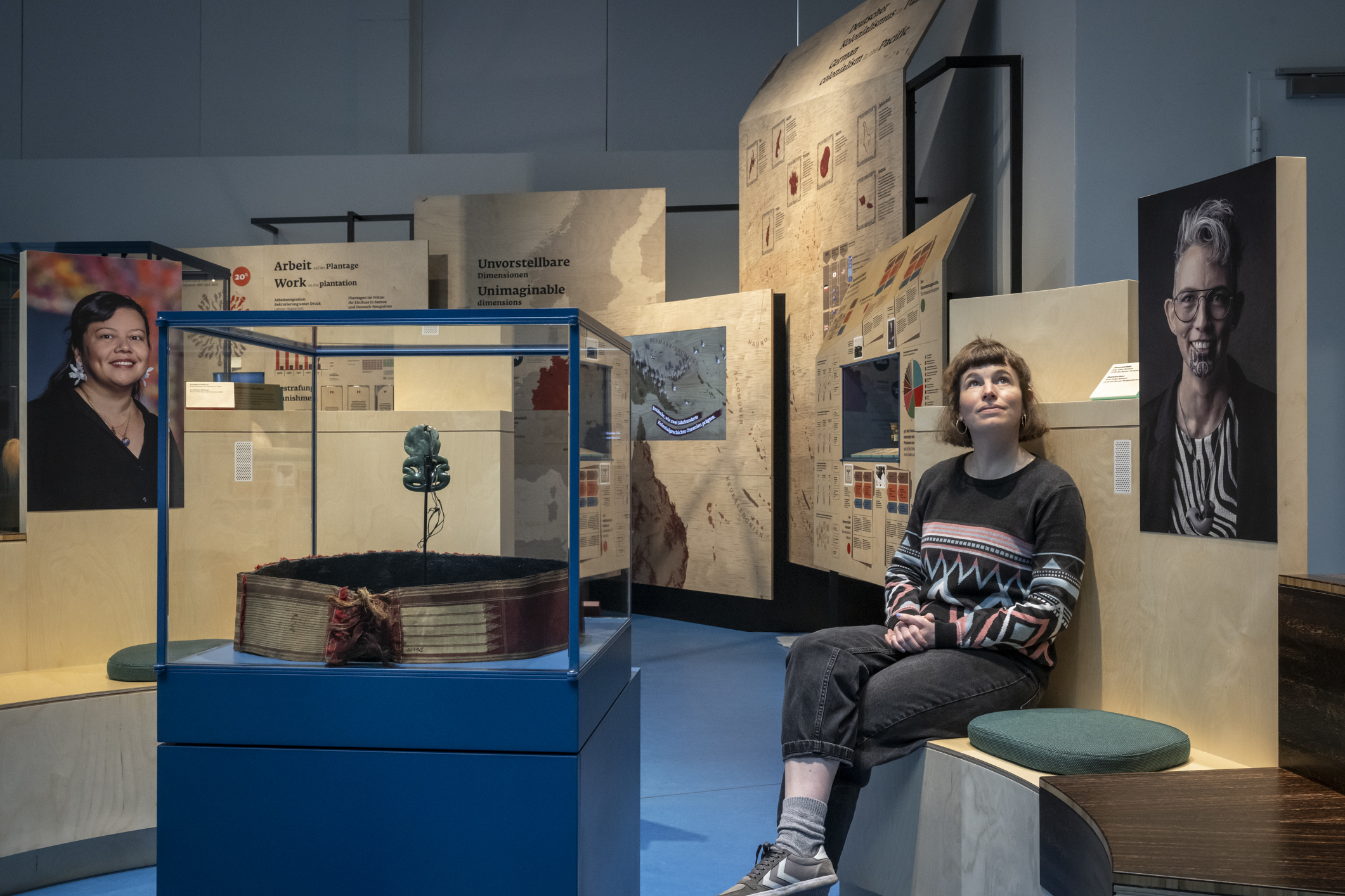 Der blaue Kontinent - Besucherin im Bereich Kolonialismus (c) Übersee-Museum Bremen_Volker Beinhorn
