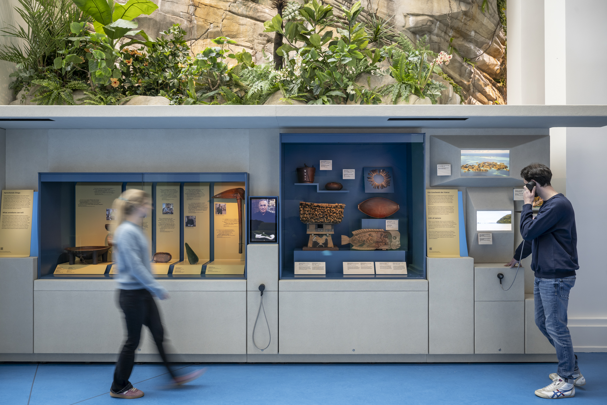 Der blaue Kontinent_Vitrine zur kulturellen Vielfalt (c) Übersee-Museum Bremen_Volker Beinhorn