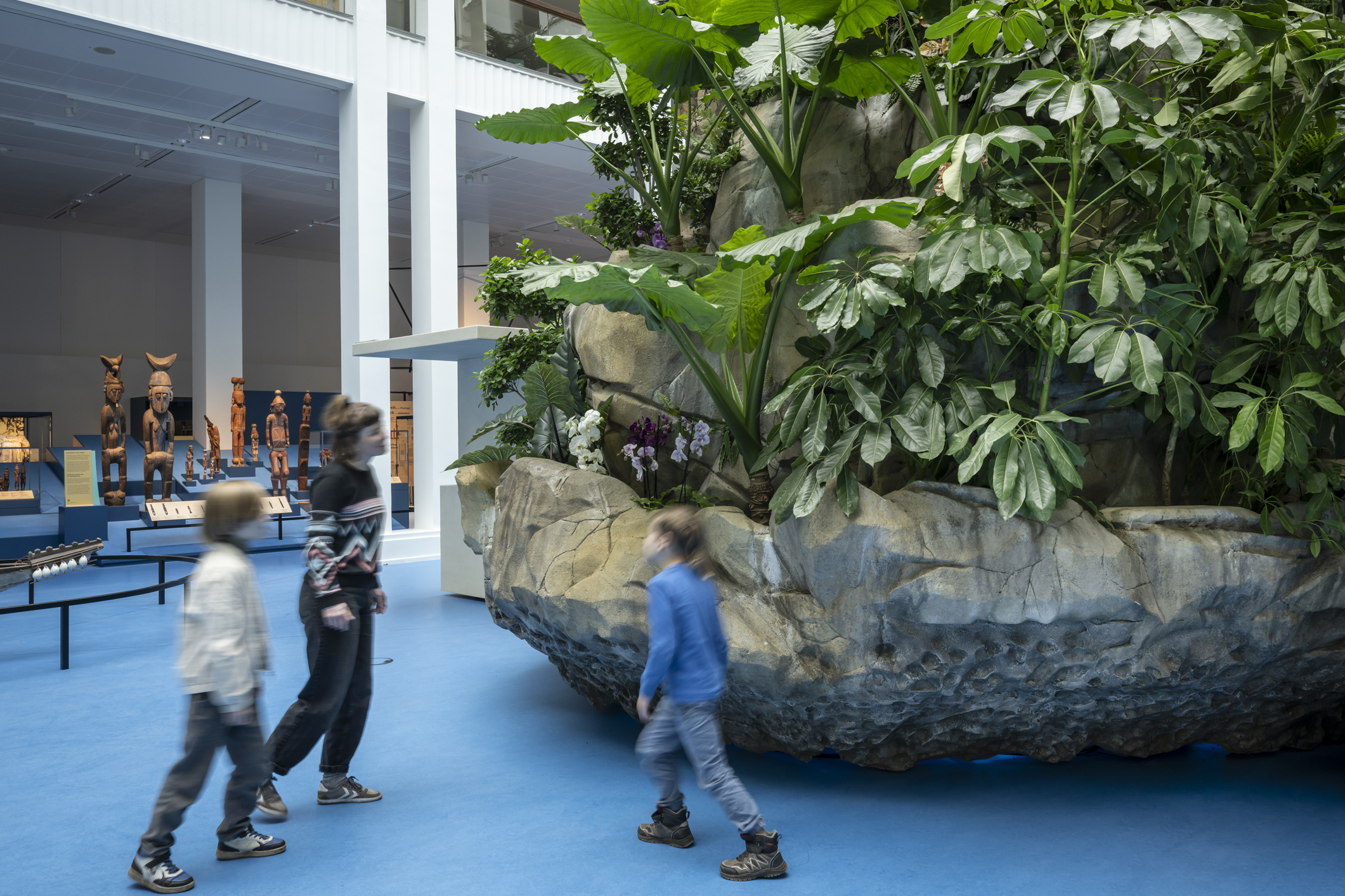 Der blaue Kontinent_Familie vor Insel_Übersee-Museum Bremen_Volker Beinhorn