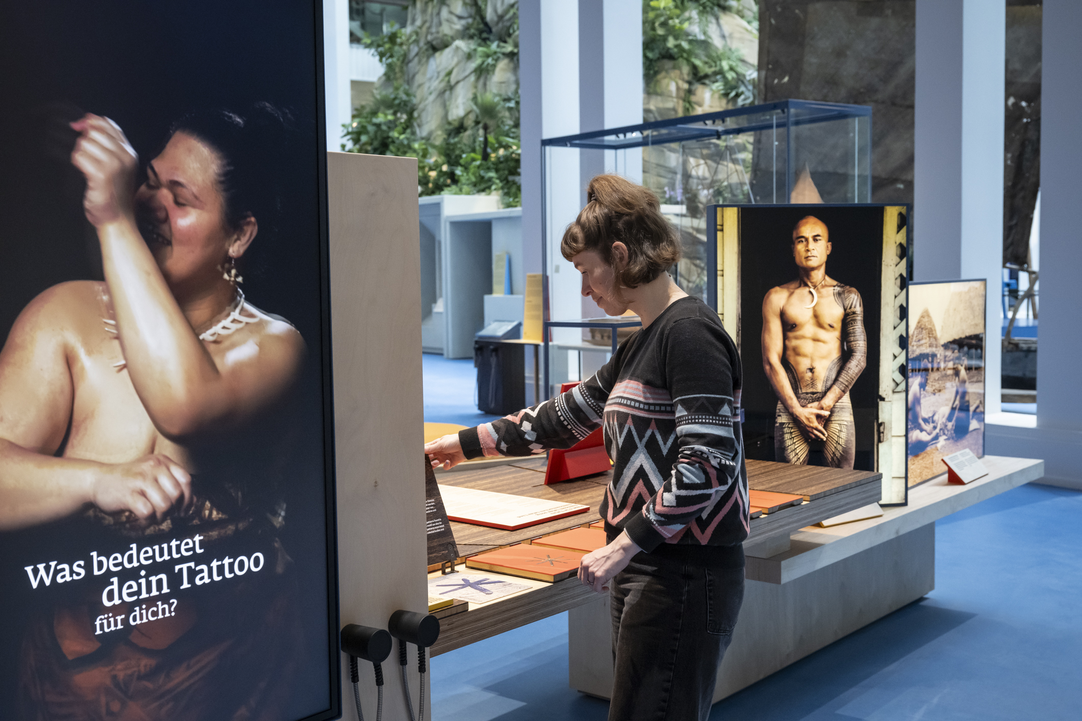 Der blaue Kontinent_Tätowierung im Bereich Identität (c) Übersee-Museum Bremen_Volker Beinhorn